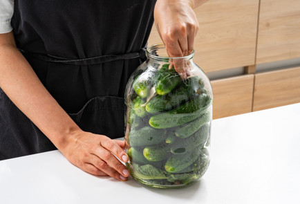 Фото шага рецепта Соленые огурцы в банке 189912 шаг 6