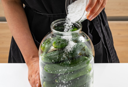 Фото шага рецепта Соленые огурцы в банке 189912 шаг 7