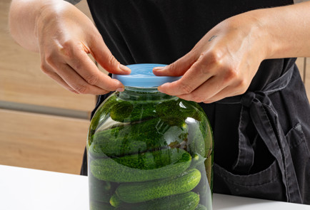 Фото шага рецепта Соленые огурцы в банке 189912 шаг 8