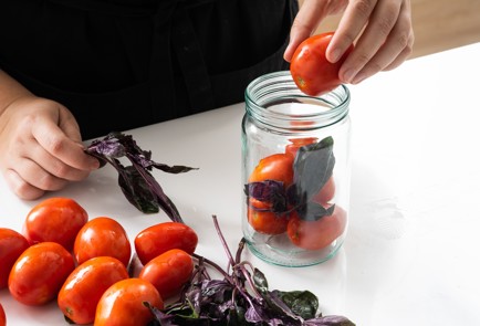 Фото шага рецепта Соленые помидоры с базиликом 151331 шаг 2  