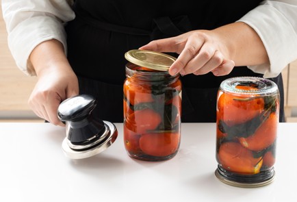 Фото шага рецепта Соленые помидоры с базиликом 151331 шаг 4  