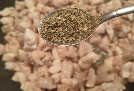 Фото шага рецепта Солянка с куриными бедрышками и адыгейским сыром 175466 шаг 12