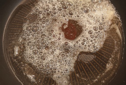 Фото шага рецепта Солянка с куриными бедрышками и адыгейским сыром 175466 шаг 3