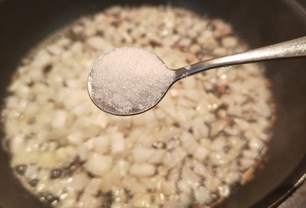 Фото шага рецепта Солянка с куриными бедрышками и адыгейским сыром 175466 шаг 5