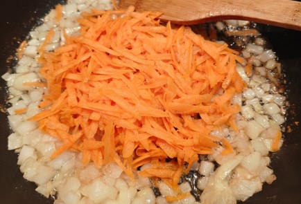 Фото шага рецепта Солянка с куриными бедрышками и адыгейским сыром 175466 шаг 6