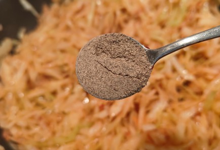 Фото шага рецепта Солянка с куриными бедрышками и адыгейским сыром 175466 шаг 9