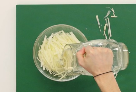 Фото шага рецепта Тайский салат Сом там 50327 шаг 3