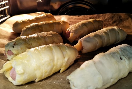 Фото шага рецепта Сосиски c сыром в слоеном тесте 151290 шаг 10  