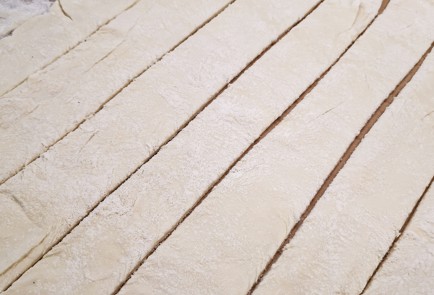 Фото шага рецепта Сосиски c сыром в слоеном тесте 151290 шаг 2  