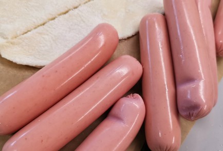 Фото шага рецепта Сосиски c сыром в слоеном тесте 151290 шаг 3  