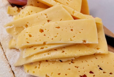 Фото шага рецепта Сосиски c сыром в слоеном тесте 151290 шаг 4  