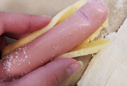 Фото шага рецепта Сосиски c сыром в слоеном тесте 151290 шаг 5  