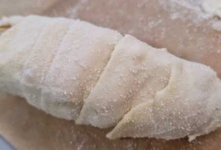 Фото шага рецепта Сосиски c сыром в слоеном тесте 151290 шаг 6  