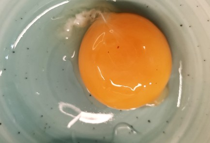 Фото шага рецепта Сосиски c сыром в слоеном тесте 151290 шаг 7  