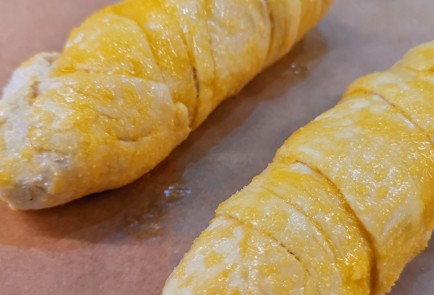 Фото шага рецепта Сосиски c сыром в слоеном тесте 151290 шаг 9  