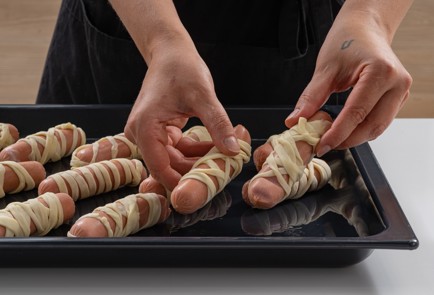 Фото шага рецепта Сосиски в тесте Мумии 174867 шаг 7  