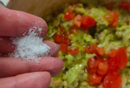 Фото шага рецепта Соус из авокадо помидора и лука 187040 шаг 11  