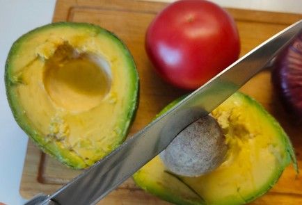 Фото шага рецепта Соус из авокадо помидора и лука 187040 шаг 2  