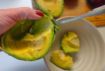 Фото шага рецепта Соус из авокадо помидора и лука 187040 шаг 3  