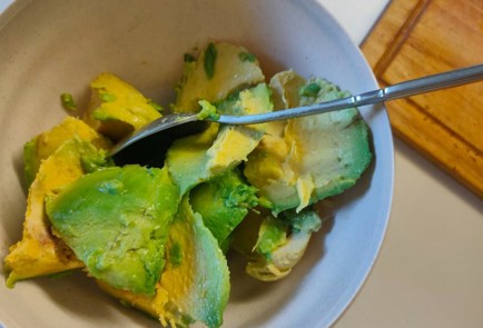 Фото шага рецепта Соус из авокадо помидора и лука 187040 шаг 4  