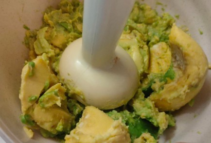 Фото шага рецепта Соус из авокадо помидора и лука 187040 шаг 5  