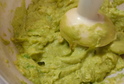 Фото шага рецепта Соус из авокадо помидора и лука 187040 шаг 6  