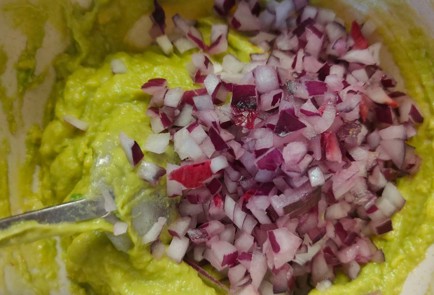 Фото шага рецепта Соус из авокадо помидора и лука 187040 шаг 8  