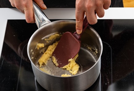 Фото шага рецепта Соус морнэ 188820 шаг 5  