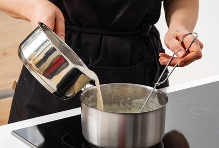 Фото шага рецепта Соус морнэ 188820 шаг 6  