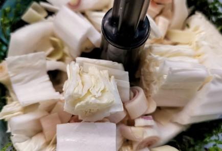 Фото шага рецепта Соус песто из пряных трав с орехами 152259 шаг 4  