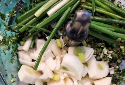 Фото шага рецепта Соус песто из пряных трав с орехами 152259 шаг 5  