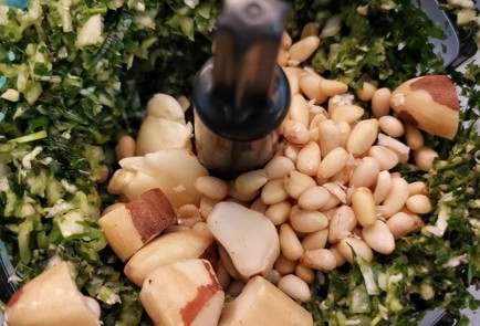 Фото шага рецепта Соус песто из пряных трав с орехами 152259 шаг 6  