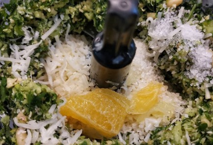 Фото шага рецепта Соус песто из пряных трав с орехами 152259 шаг 7  