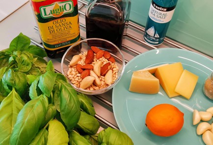 Фото шага рецепта Соус песто из трех видов орехов 151375 шаг 1  