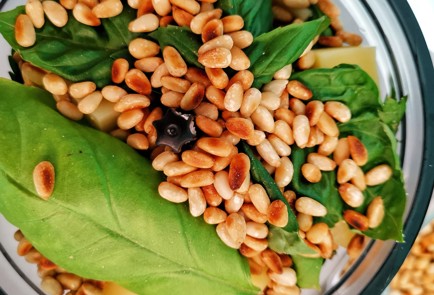 Фото шага рецепта Соус песто из трех видов орехов 151375 шаг 12  