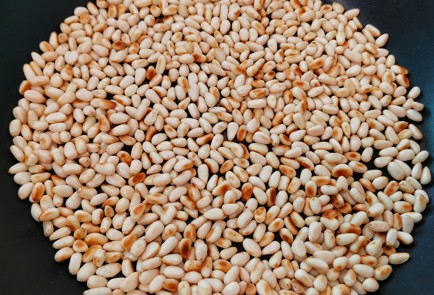 Фото шага рецепта Соус песто из трех видов орехов 151375 шаг 5  