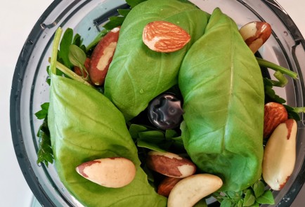 Фото шага рецепта Соус песто из трех видов орехов 151375 шаг 6  