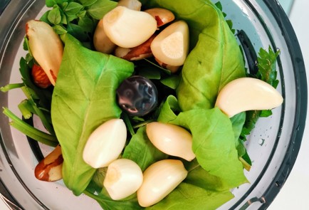 Фото шага рецепта Соус песто из трех видов орехов 151375 шаг 7  