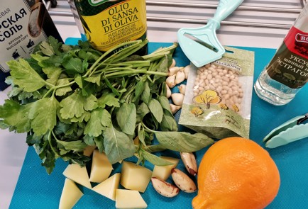 Фото шага рецепта Соус песто с бразильским орехом 151114 шаг 1  