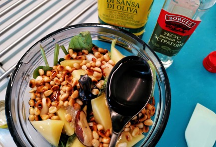 Фото шага рецепта Соус песто с бразильским орехом 151114 шаг 11  