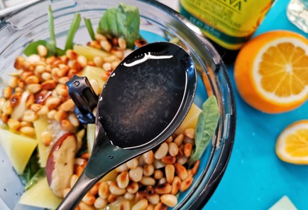 Фото шага рецепта Соус песто с бразильским орехом 151114 шаг 12  