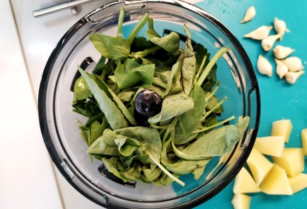 Фото шага рецепта Соус песто с бразильским орехом 151114 шаг 2  