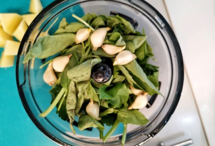 Фото шага рецепта Соус песто с бразильским орехом 151114 шаг 3  