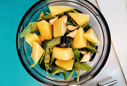 Фото шага рецепта Соус песто с бразильским орехом 151114 шаг 4  