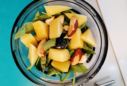 Фото шага рецепта Соус песто с бразильским орехом 151114 шаг 5  