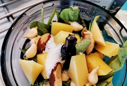 Фото шага рецепта Соус песто с бразильским орехом 151114 шаг 6  