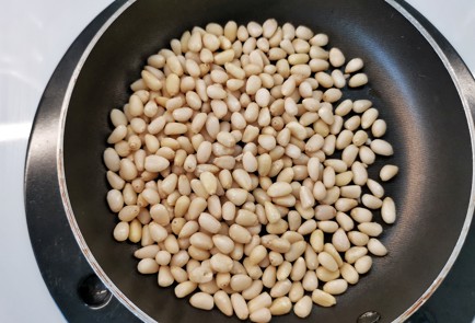 Фото шага рецепта Соус песто с бразильским орехом 151114 шаг 7  