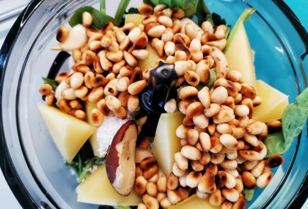 Фото шага рецепта Соус песто с бразильским орехом 151114 шаг 9  