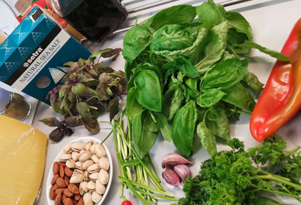 Фото шага рецепта Соус песто с печеным перцем 151585 шаг 1  