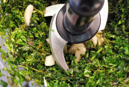 Фото шага рецепта Соус песто с печеным перцем 151585 шаг 8  